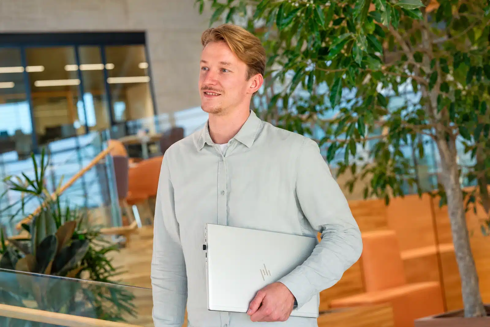 Scan Sys collega voor pakbonverwerking